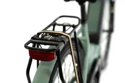 Image du vélo électrique Granville E-Absolute 34+ vert d'eau, alliant un design captivant et des performances remarquables. Une combinaison parfaite de style, de puissance et de confort pour des déplacements urbains exceptionnels