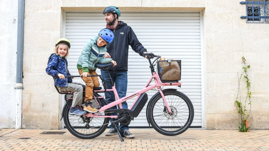 Vélo longtail électrique compact adapté aux déplacements urbains