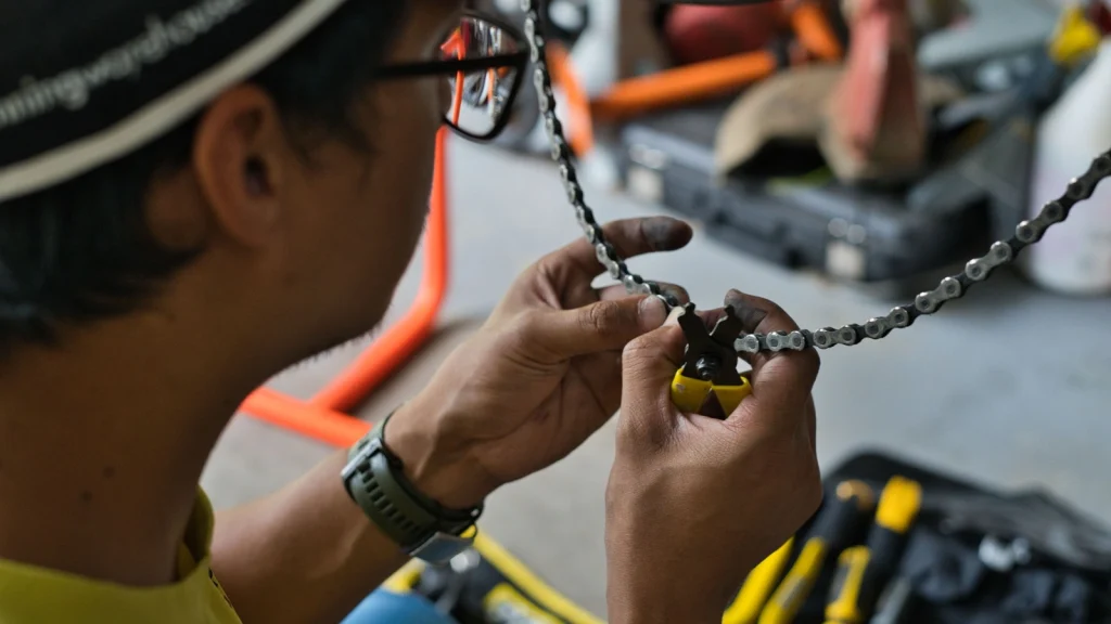 Technicien réalisant la révision d’un vélo de route dans l’atelier VELOREPAR à Paris 15e